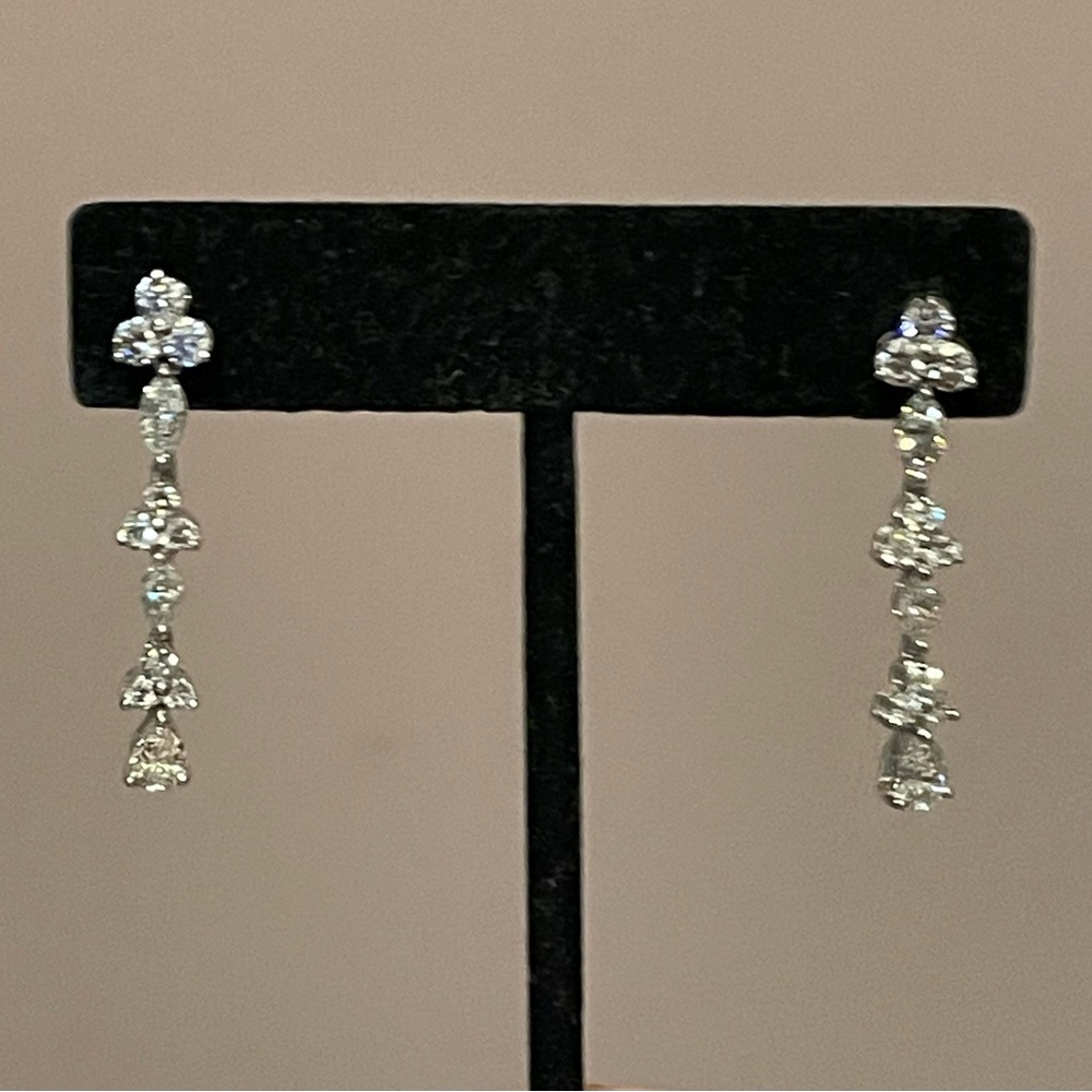 Dangling platinum Diamond earrings